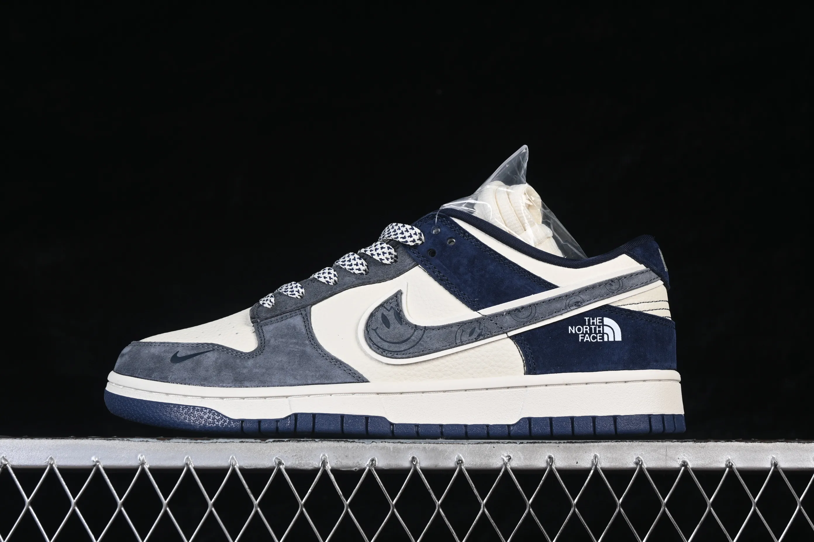 All Categories Nk SB Dunk Series Nk SB Dunk Low High-end Customized Low-top Shoes Nike SB Dunk Low North Face Co-branded Beige and Blue Smiley Anniversary High-end Customized Low-top Casual Shoes MN1688-102